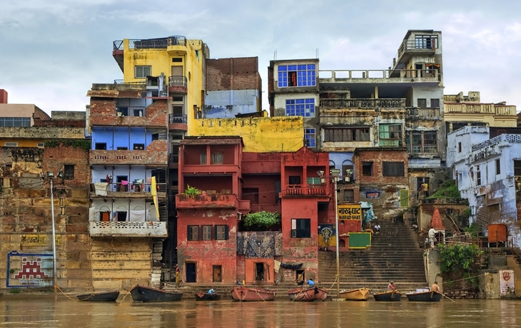 Bunte Häuser am Ganges in Varanasi, Indien