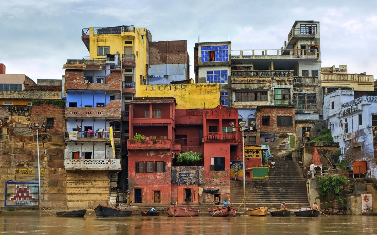 Bunte Häuser am Ganges in Varanasi, Indien