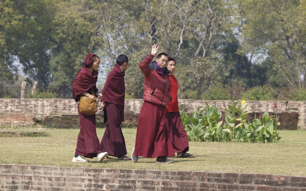 Mönche bei der Sarnath Moschee, Indien