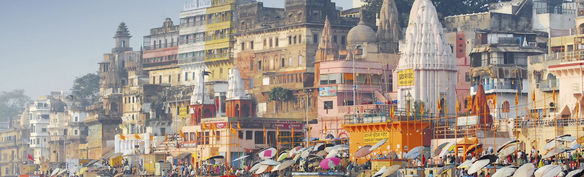 Hauserfassaden am Ufer von Varansi, Indien