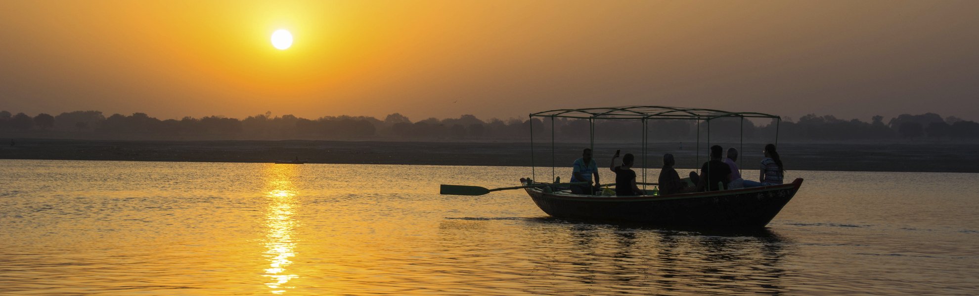 Sonnenuntergang über dem Ganges, Indien
