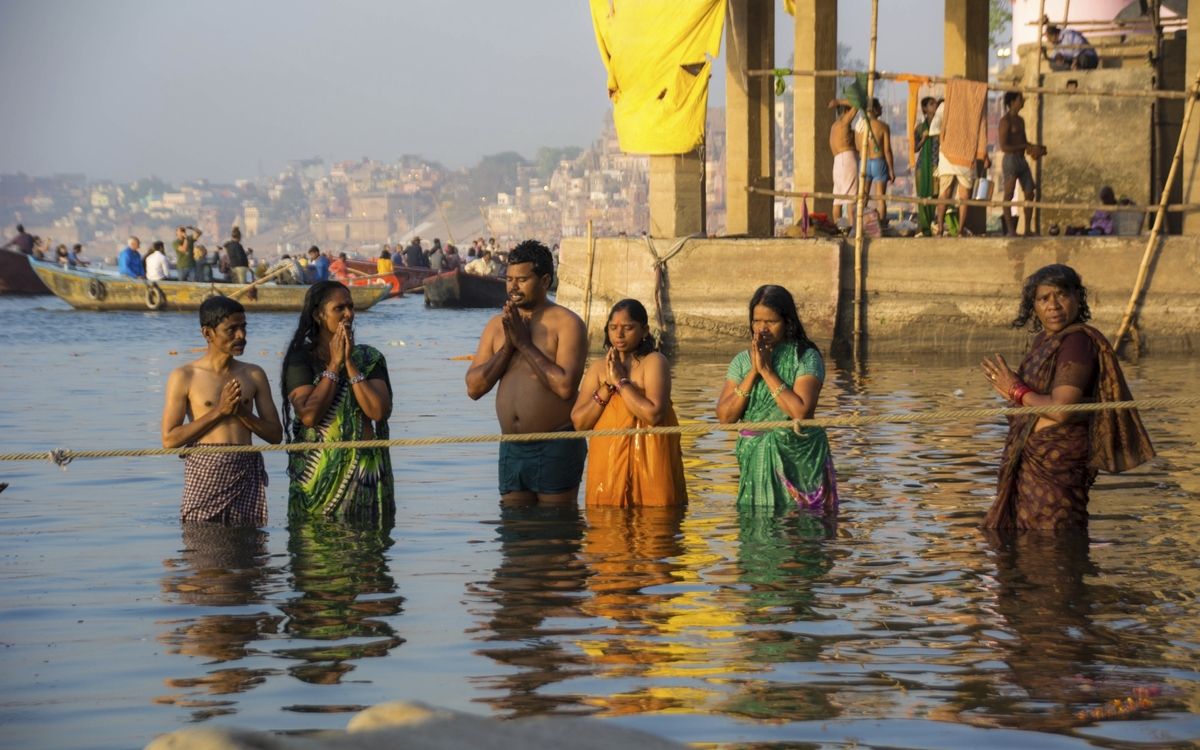 Pilger im Ganges bei der Stadt Varanasi, Indien