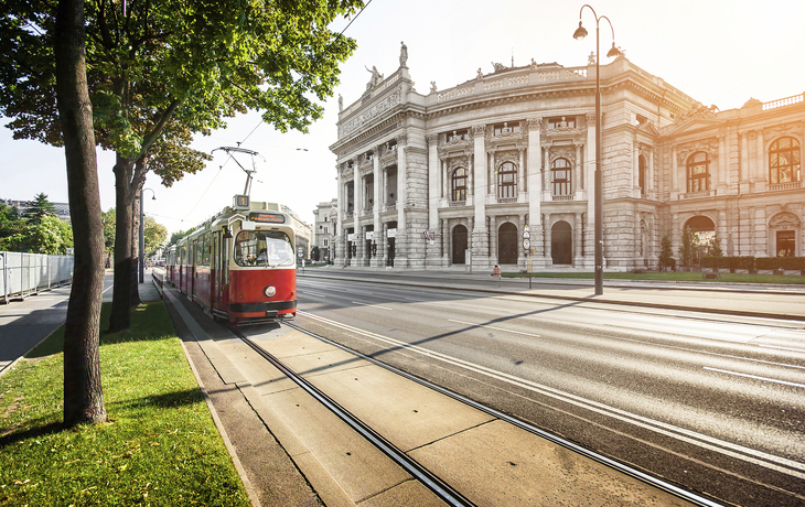 Straßenbahn vor dem Burgtheater in Wien, Österreich