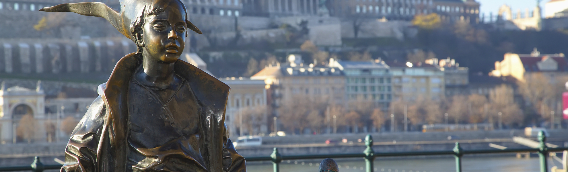Statue of Boy Jester an der Donau in Budapest, Ungarn