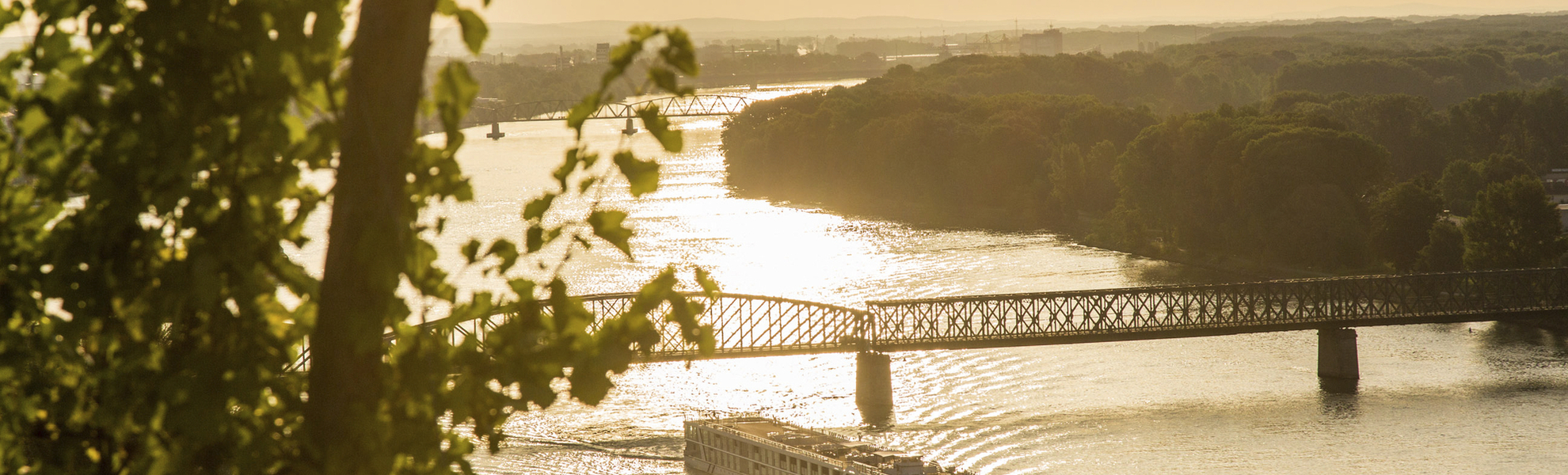 MS A-Silver im Sonnenuntergang auf der Donau
