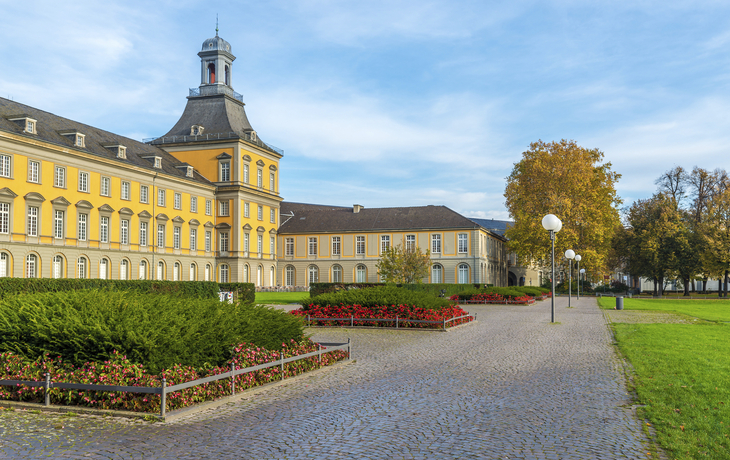 Hauptgebäude und Hofgarten der Universität Bonn, Deutschland