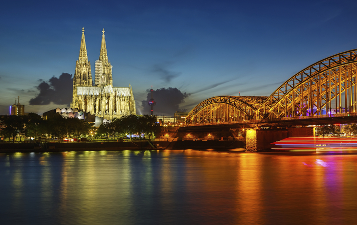 Hohenzollernbrücke und der Kölner Dom bei Nacht, Deutschland