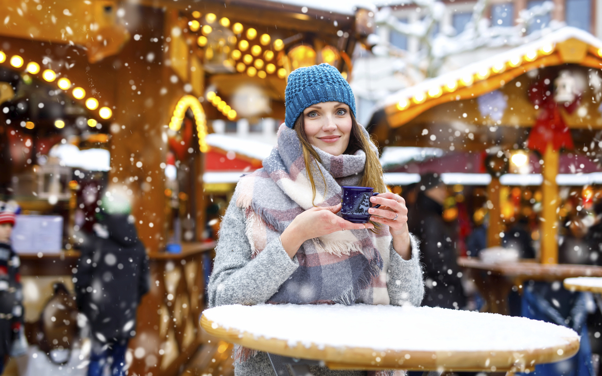 Menschen auf dem Weihnachtsmarkt