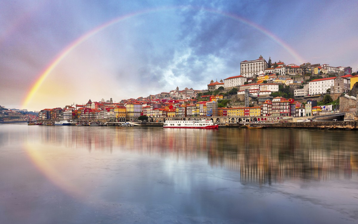 Regenbogen über Porto, Portugal