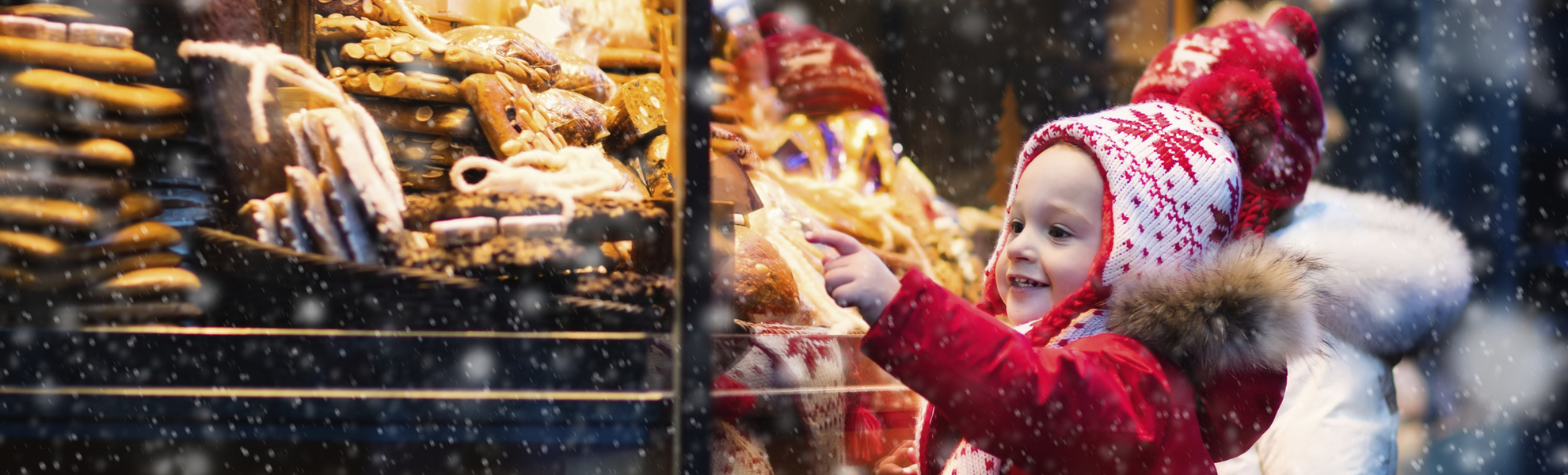 kleines Kind auf einem Weihnachtsmarkt