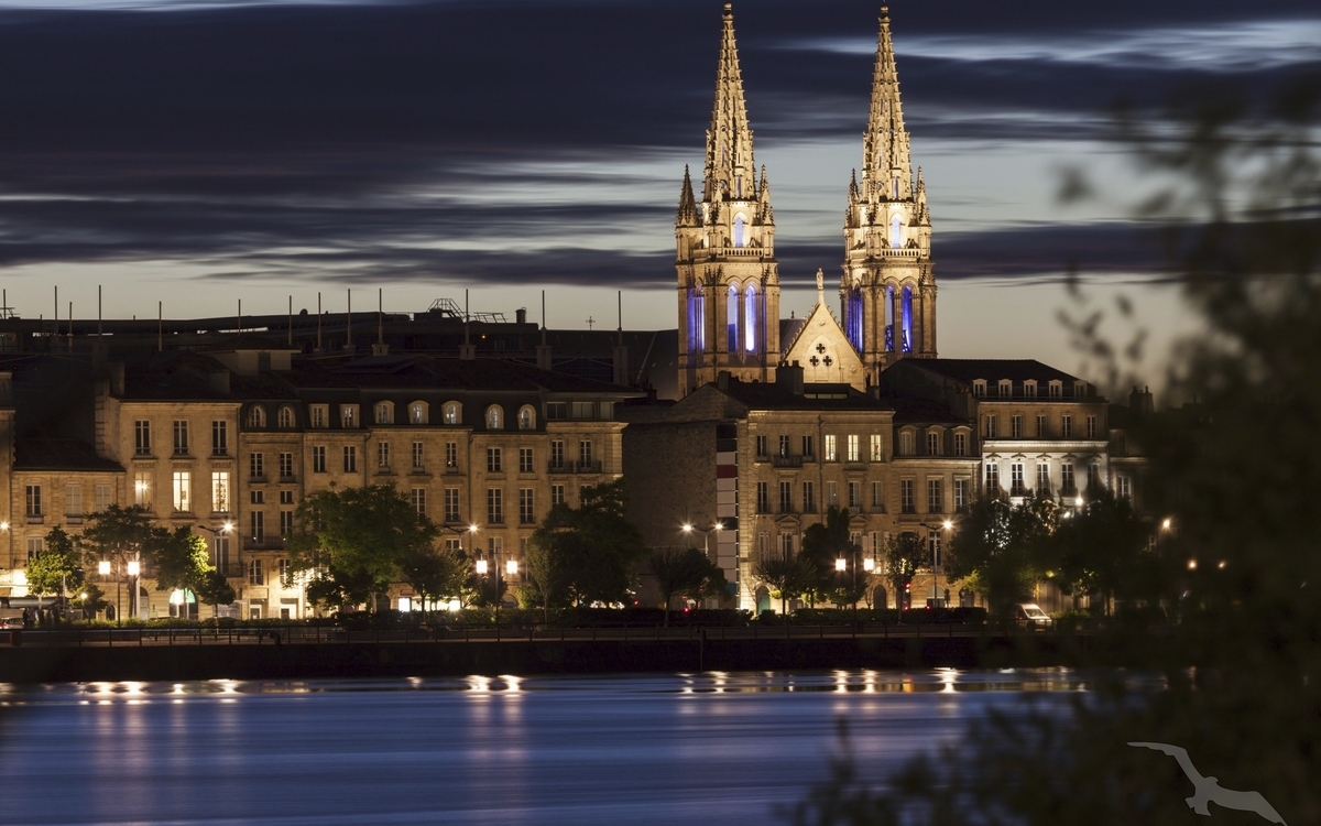 Beleuchtetes Ufer von Bordeaux bei Nacht, Frankreich