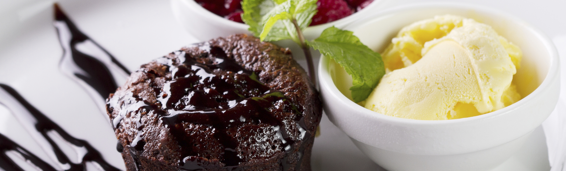 Muffin mit Eis und Himbeeren