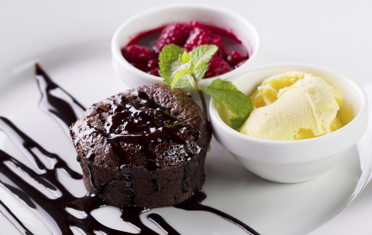 Muffin mit Eis und Himbeeren