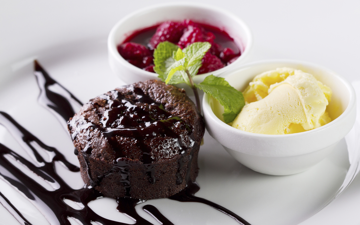 Muffin mit Eis und Himbeeren