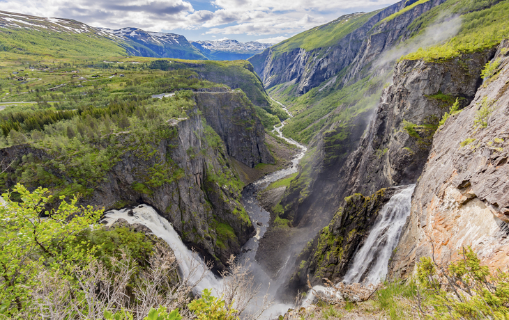 Blick auf den Wasserfall Vøringsfossen und die grüne Landschaft von Eidfjord, Norwegen