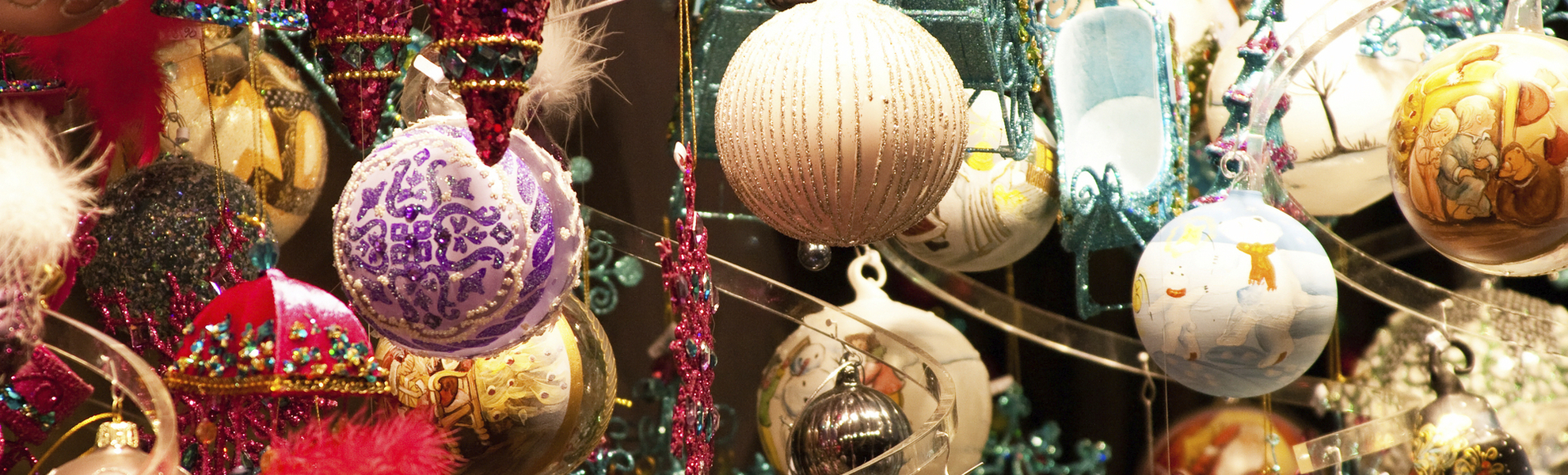 Christbaumschmuck auf dem Weihnachtsmarkt