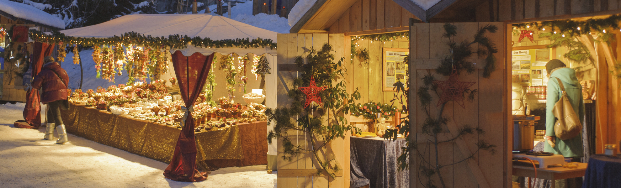 Weihnachtsmarkt bei Daemmerung in Bayern, Deutschland