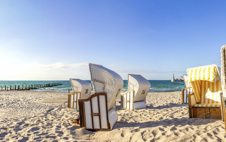 Strandkörbe am Strand von Zingst, Deutschland