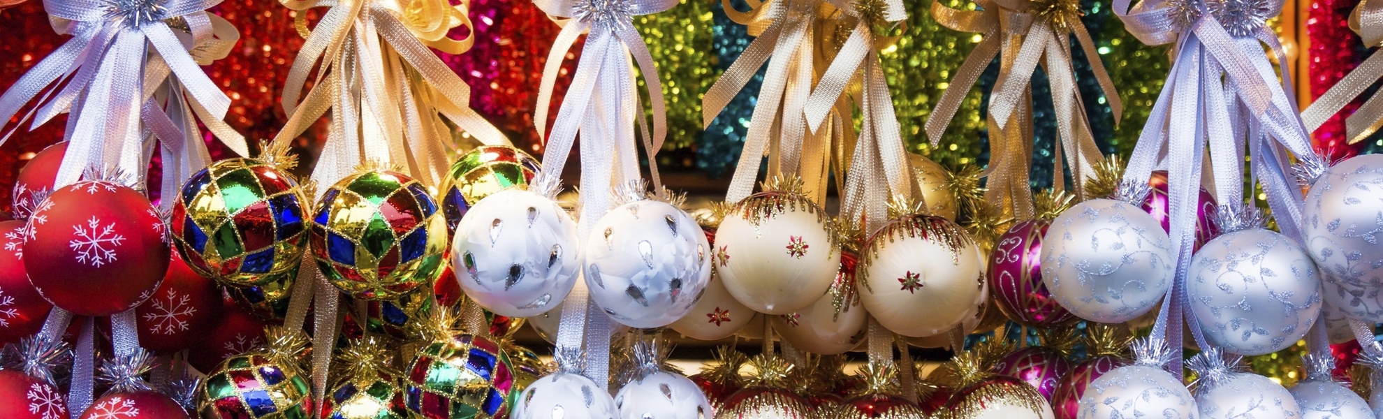 Christbaumschmuck auf dem Weihnachtsmarkt