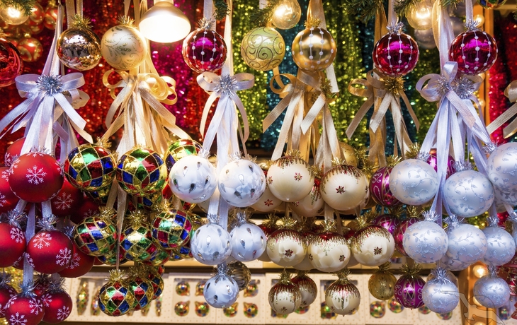 Christbaumschmuck auf dem Weihnachtsmarkt