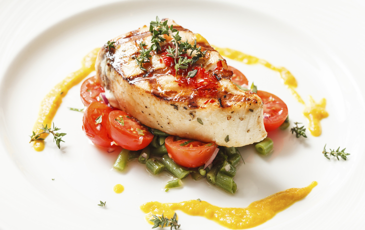 Wolfsbarschfilet auf Gemüse