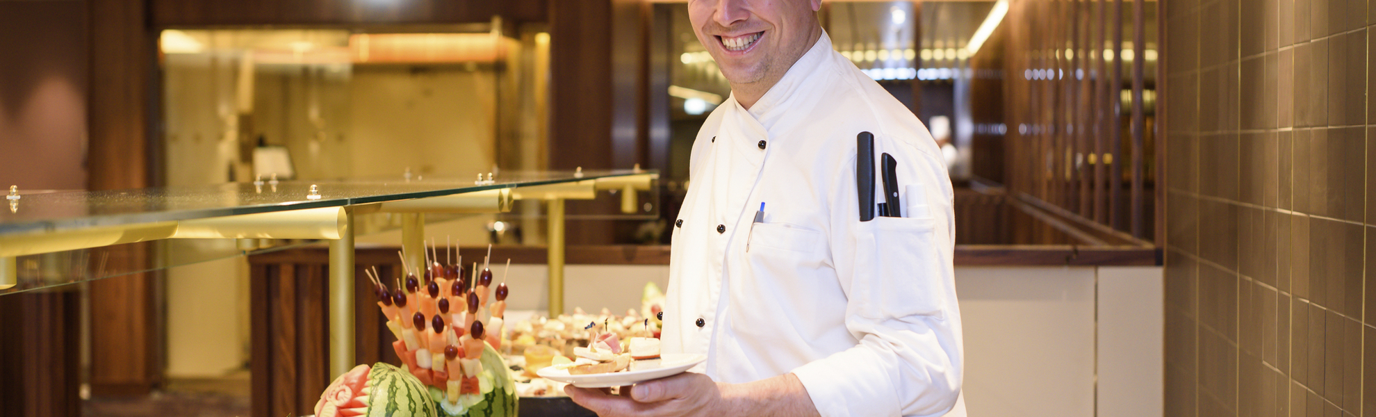 Vorbereitung des Buffets auf der MS Amera