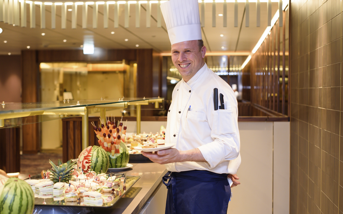 Vorbereitung des Buffets auf der MS Amera