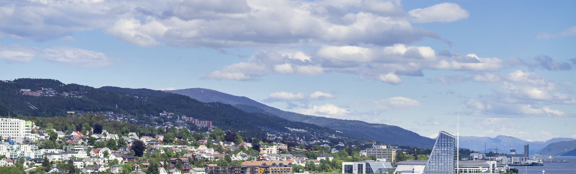 Skyline der Kueste von Molde, Norwegen