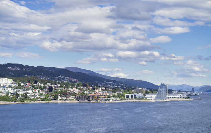 Skyline der Kueste von Molde, Norwegen
