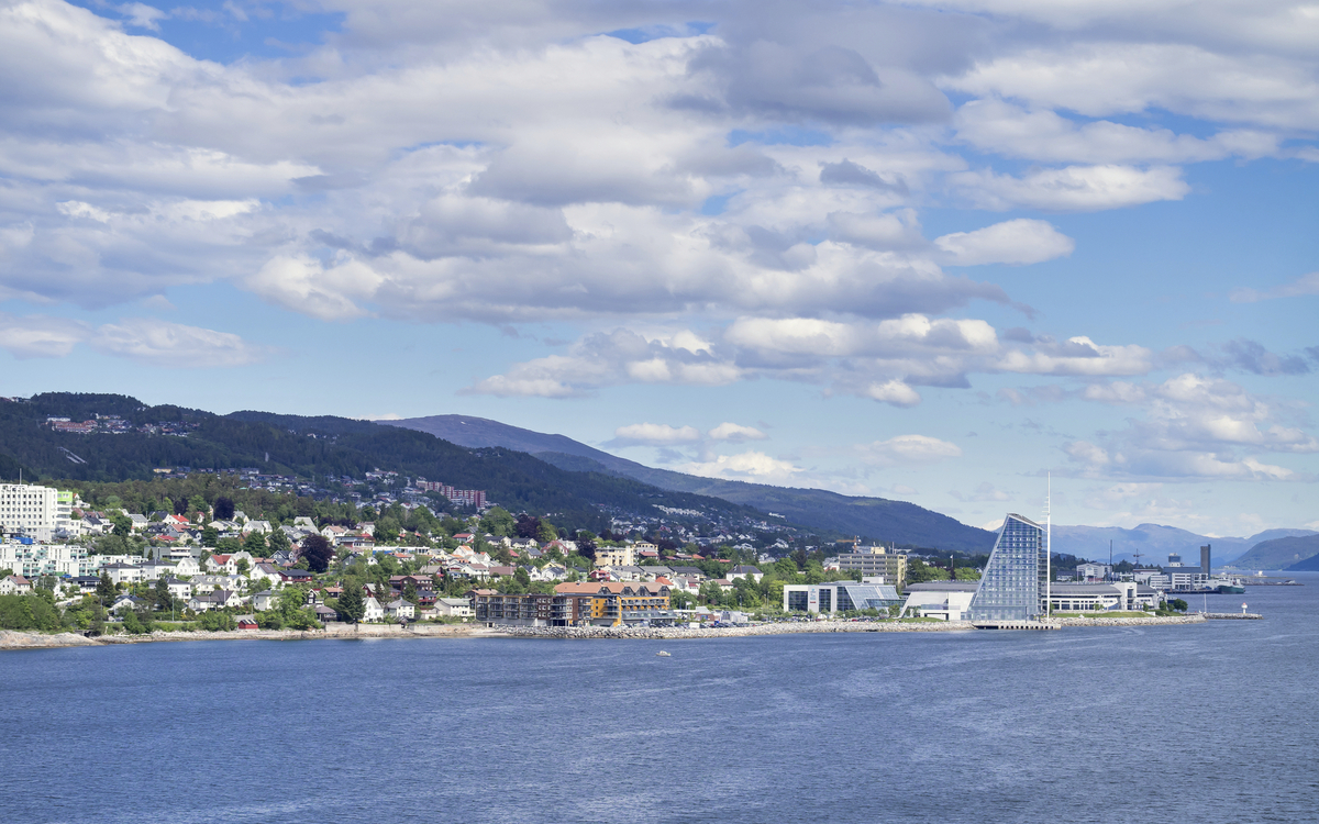 Skyline der Kueste von Molde, Norwegen