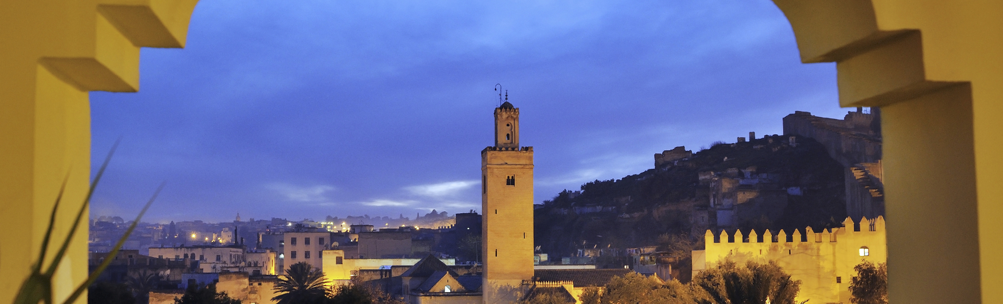 Blick auf die Stadt Fes bei Nacht, Marokko