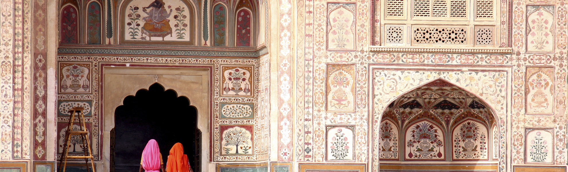 Frauen gehen ins Amber Fort in Jaipur, Indien