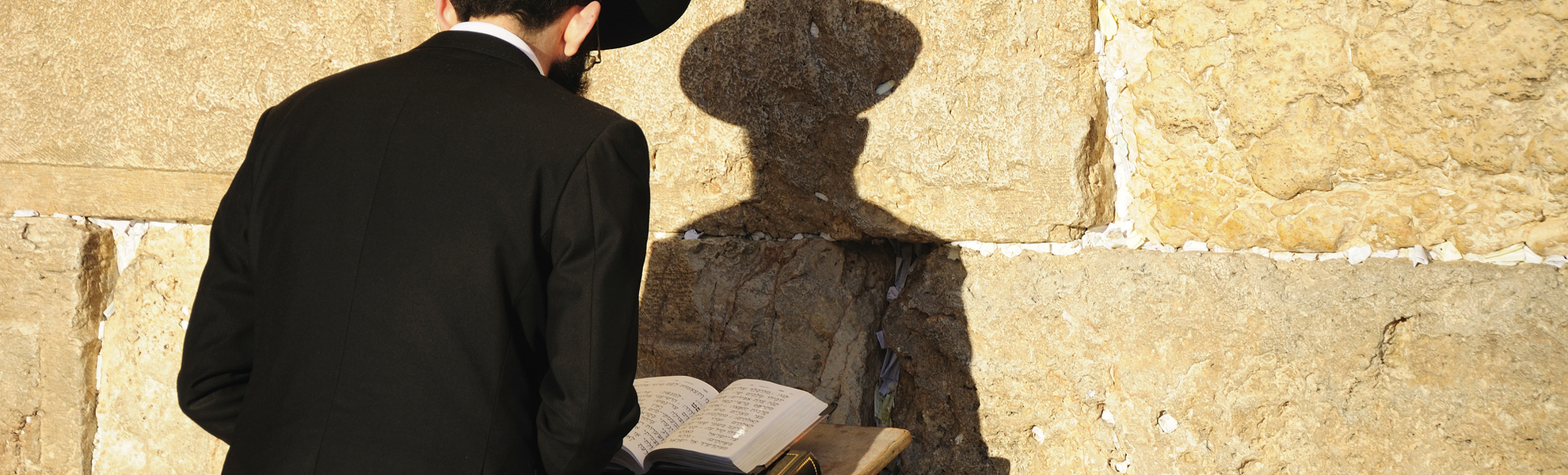 Juedischer Mann vor der Klagemauer in Jerusalem, Israel