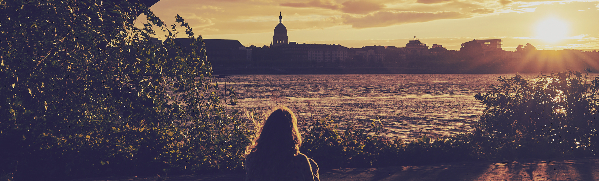 Frau im Sonnenuntergang