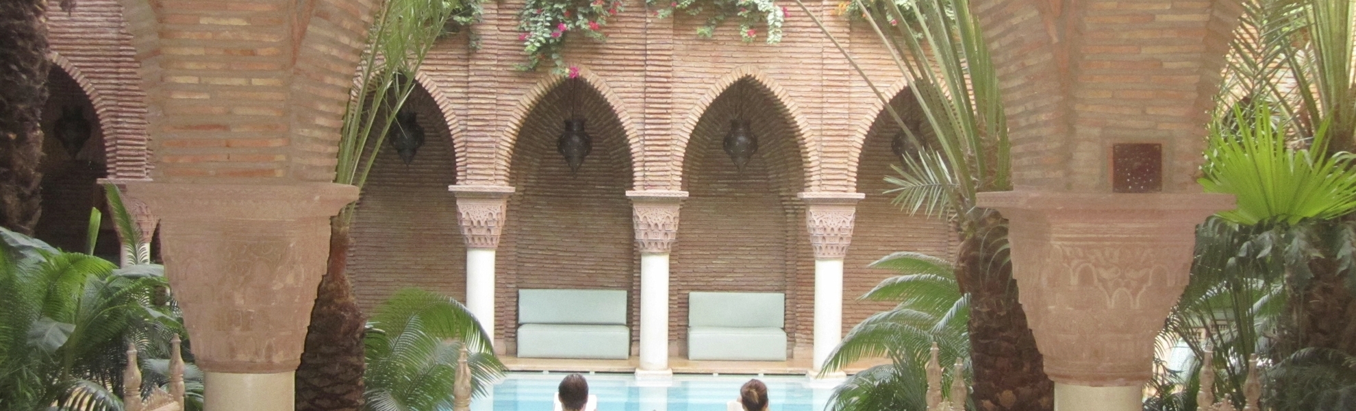 Prachtvoller Innenhof in der Stadt Riad, Marokko