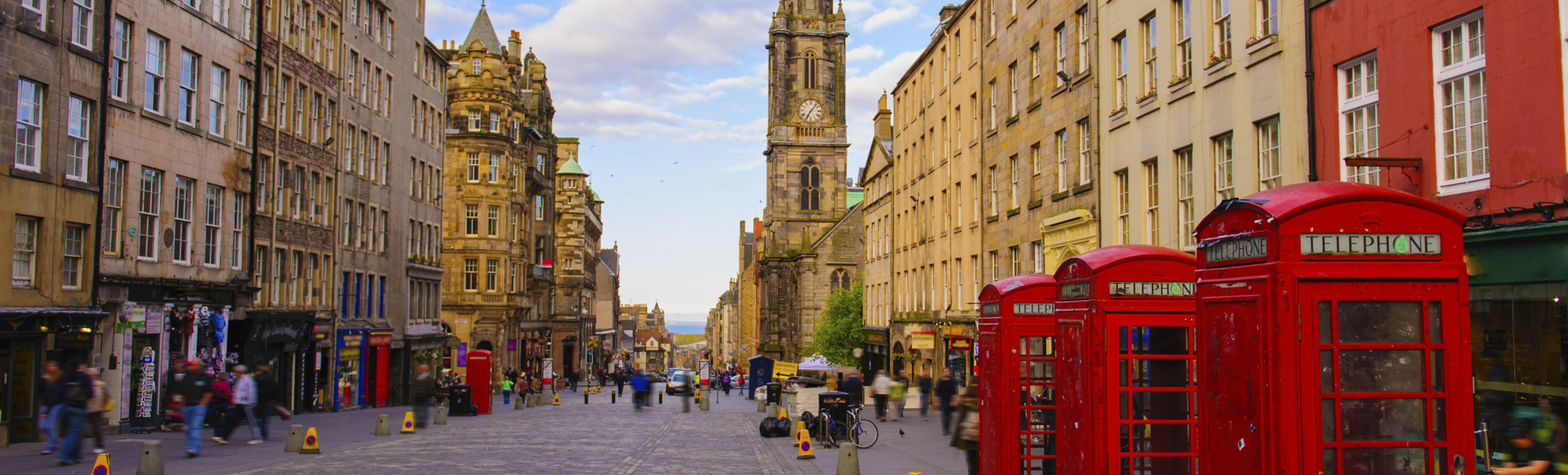 Rote Telefonzellen in Edinburgh, Schottland