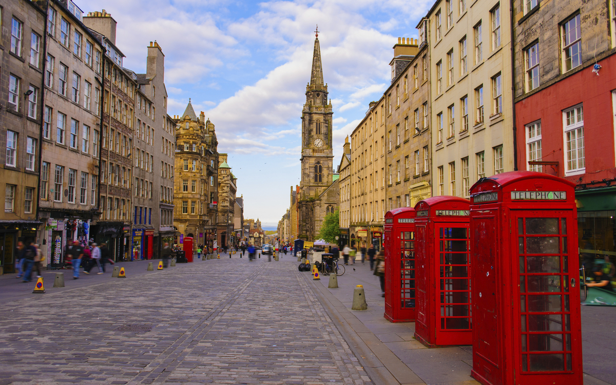 Rote Telefonzellen in Edinburgh, Schottland