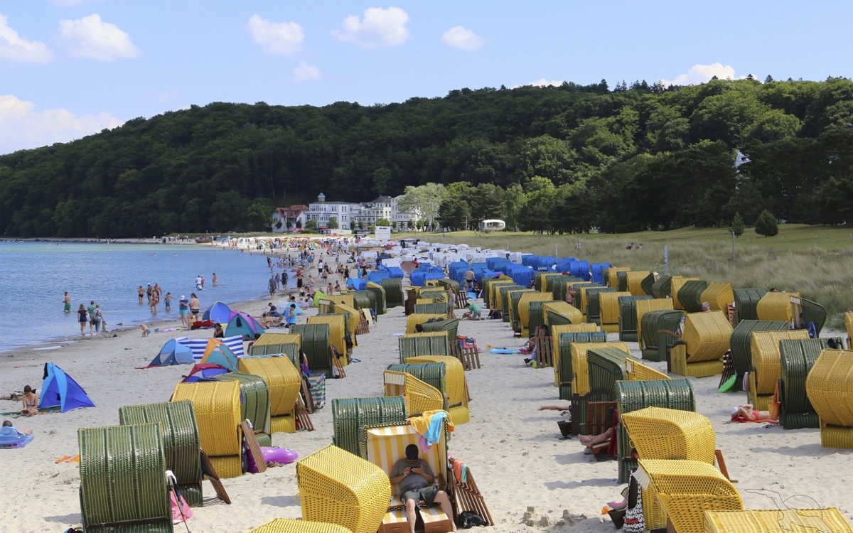 Strandkörbe am Strand von Binz auf Rügen, Deutschland