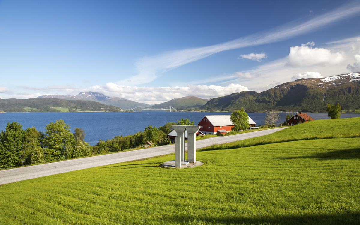 Blick über den Kvernesfjord auf die Gjemnessund-Brücke, Norwegen