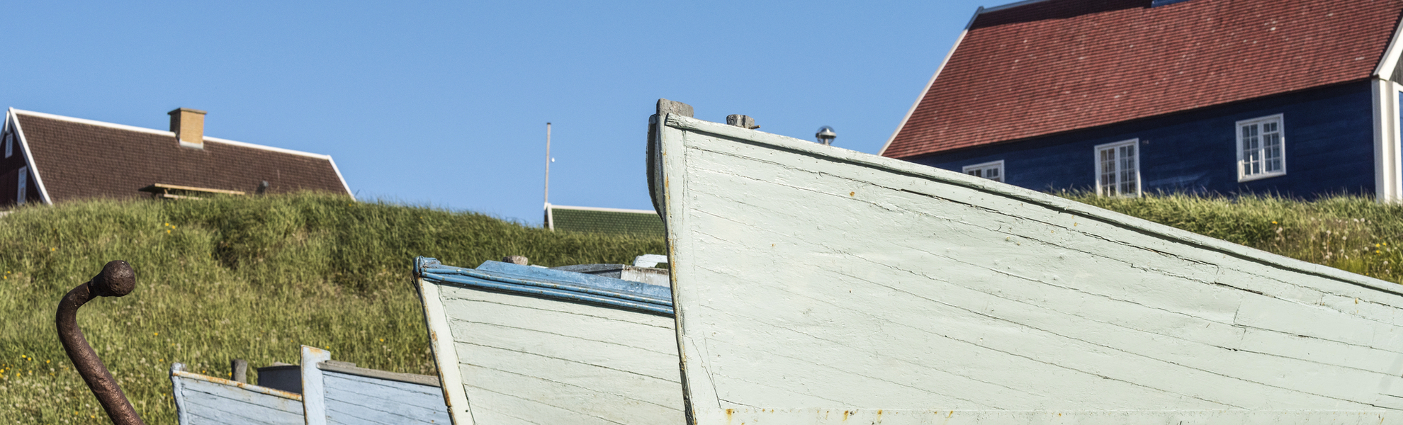 Boote liegen am Ufer von Sismiut, Groenland
