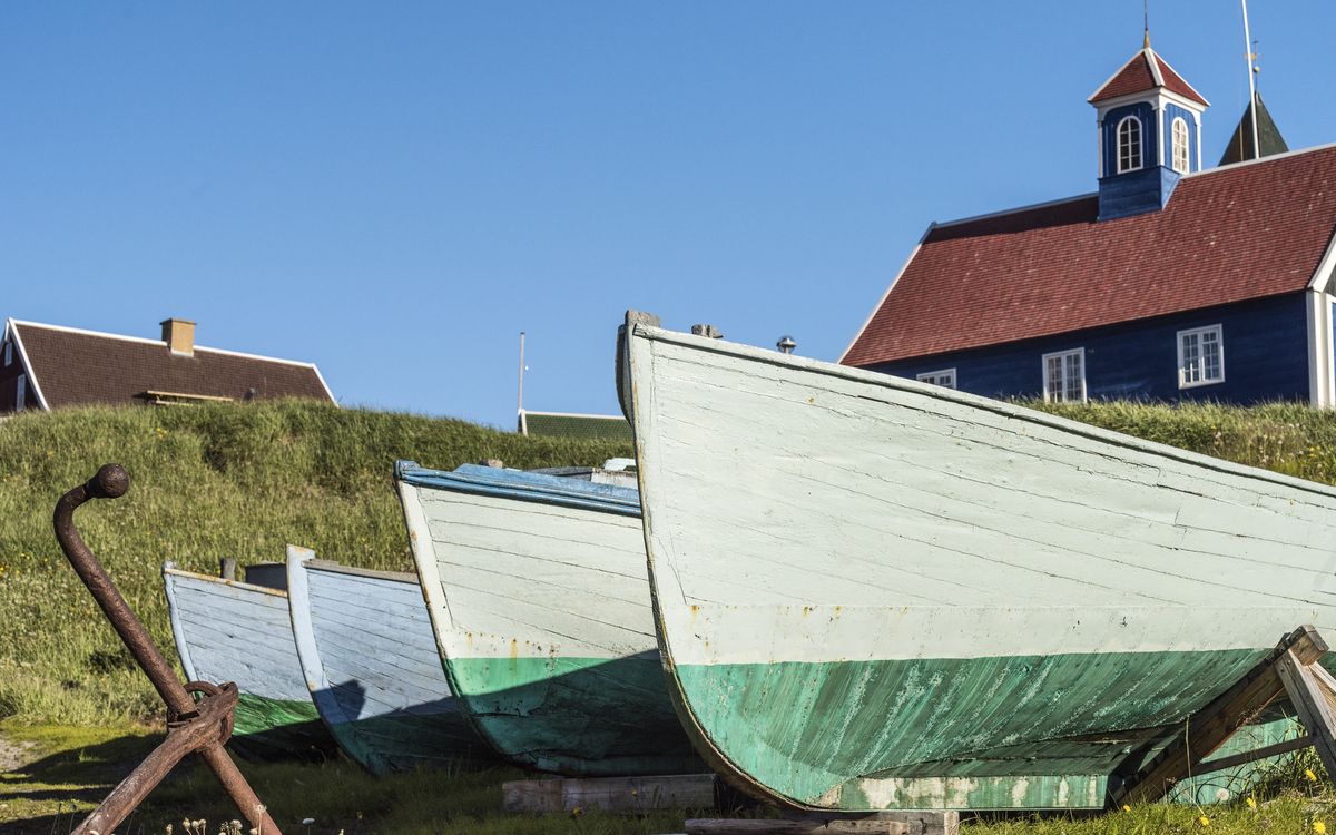 Boote liegen am Ufer von Sismiut, Groenland