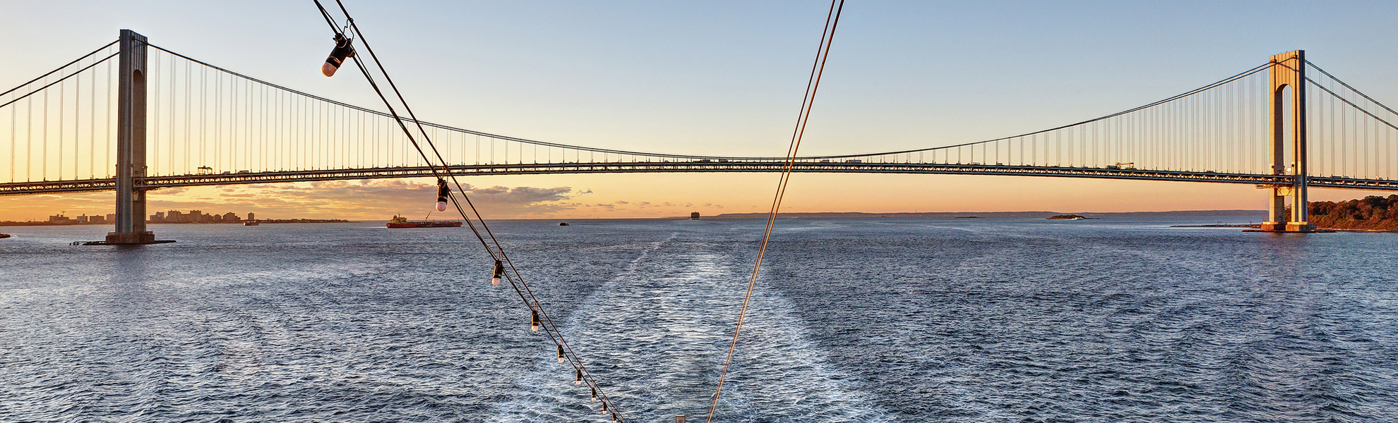 Verrazano Narrows Brücke in New York während des Sonnenuntergangs, USA