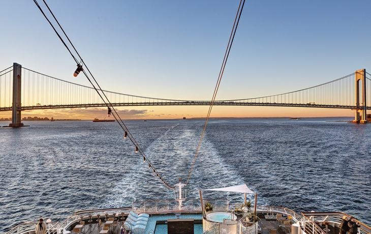 Verrazano Narrows Brücke in New York während des Sonnenuntergangs, USA