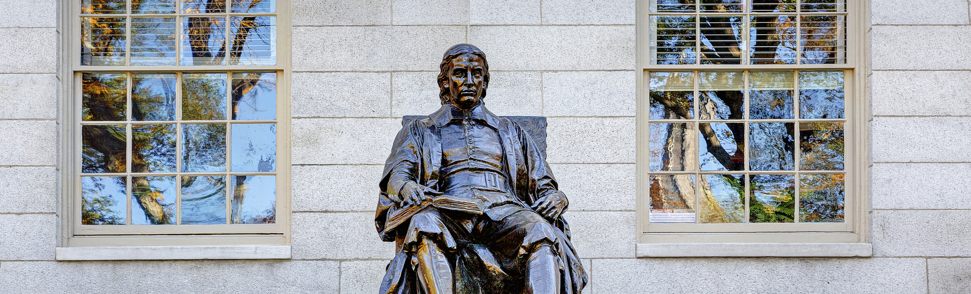 John Harvard Denkmal an der Harvard Universität in Boston, USA