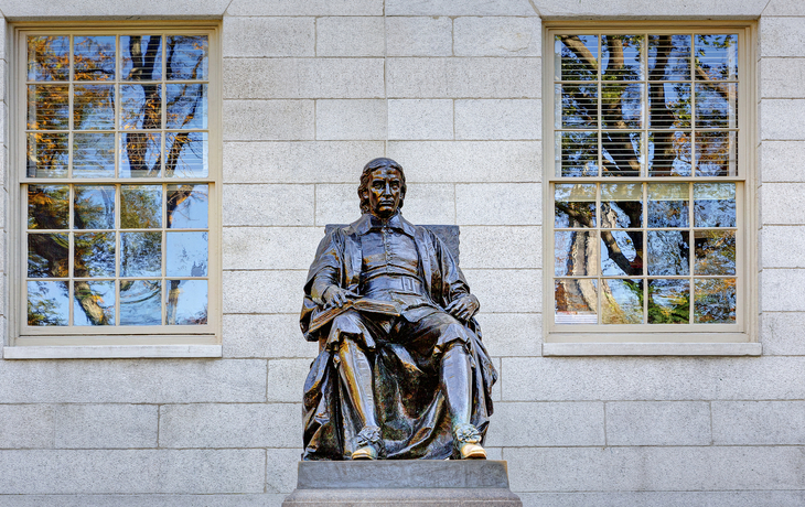 John Harvard Denkmal an der Harvard Universität in Boston, USA