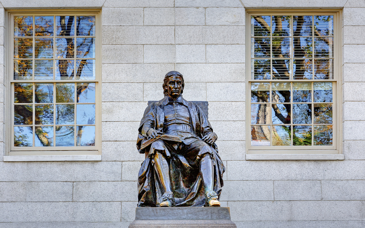 John Harvard Denkmal an der Harvard Universität in Boston, USA