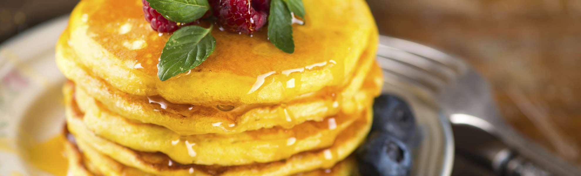 Pfannkuchen mit Ahornsirup und Beeren