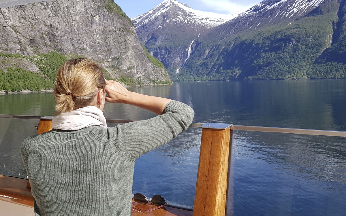 Frau im Geiranger Fjord