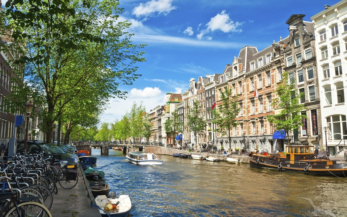 Gracht in Amsterdam mit Hollandrädern am Rand, Niederlande