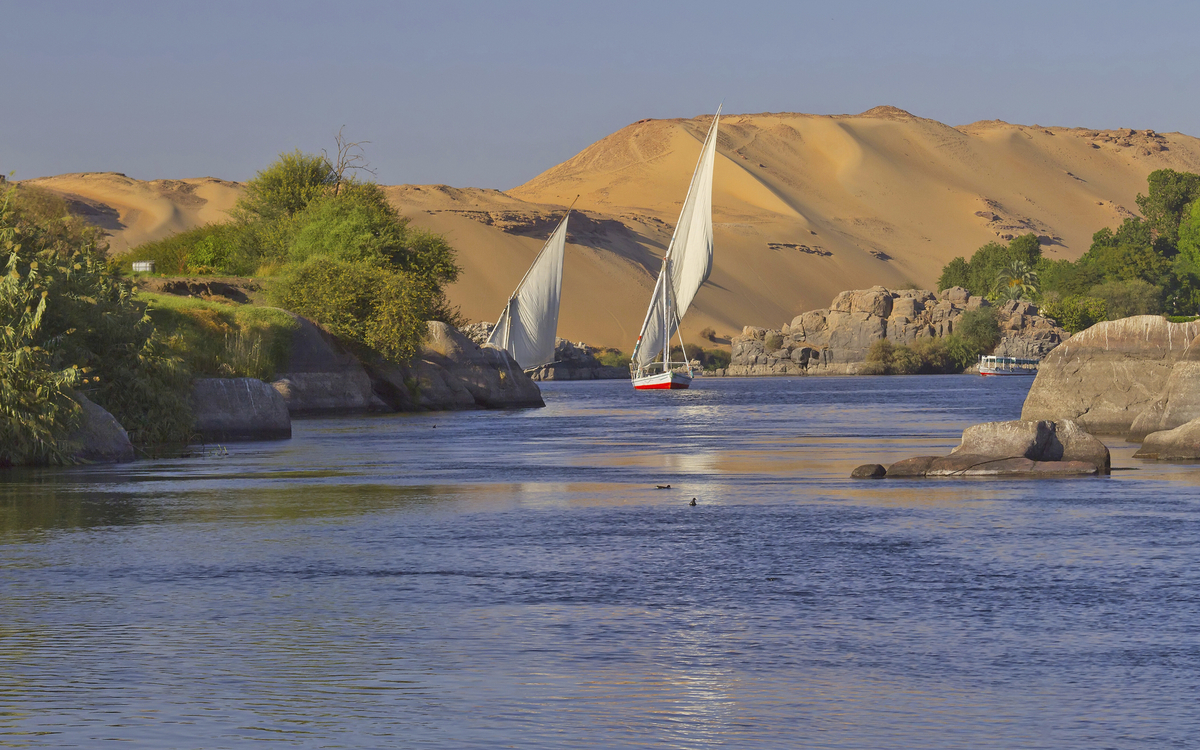 Feluken auf dem Nil vor wunderschöner Nillandschaft bei Assuan, Ägypten